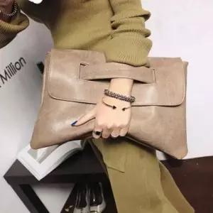 손잡이 포인트 베이직 클러치백 베이지