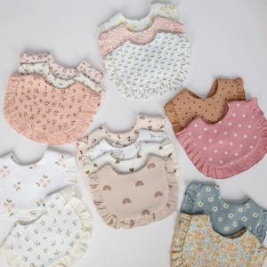 꽃 프린트 아기 Bibs 조정 가능한 스냅 타액 수건 Ruffled Edge Muslin Cotton Burp Cloths Rainbow A Grade Girls Feeding Scarf