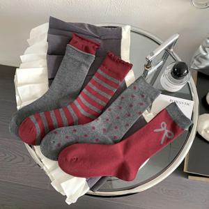 여성용 활 긴 튜브 캐주얼 골지 면 양말이 있는 빨간색 줄무늬 Midtube 양말