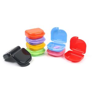 50Pcs 치과 교정 치과 리테이너 상자 틀니 보관 용기 통풍구 구멍과 힌지 뚜껑이있는 입 가드 케이스