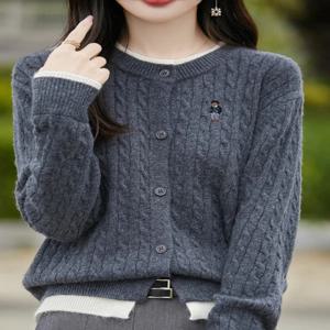 스타일리시 니트 가디건 가을 겨울 자수 베이스 레이어 대학 스타일 따뜻한 긴 소매 라운드 넥 루즈 핏 아우터웨어