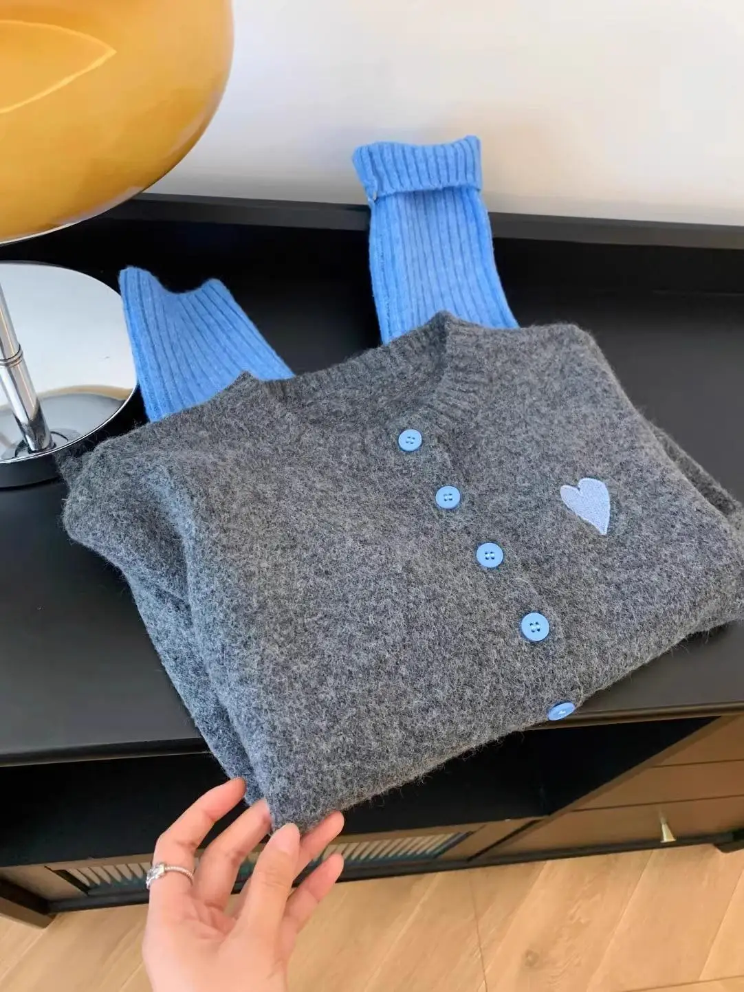 회색과 파란색 대비 색상 니트 스웨터 코트 여성용 봄 가을 신상 디자인 감각적인 화이트닝 레트로 니트 소형 코트 탑