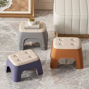 두꺼운 플라스틱 작은 발판. 쌓을 수 있는 작은 커피 테이블. 벤치. 그물. 유명인 목욕. 집. 거실. 화장실. 신발 바꾸기