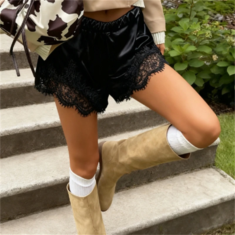 여성용 섬세한 레이스 트림이 헴라인에 있는 편안한 여름 반바지 레이스 새틴 반바지 완벽한 캐주얼 웨어 미니 반바지