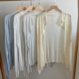 엑스트라 긴 소매 부드럽고 통기성이 뛰어난 여름 자외선 차단 겉옷 슬리밍 루즈핏 에어컨 코트 V 넥 버튼 디테일