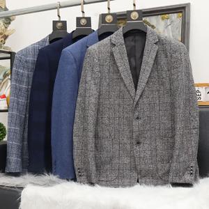 세련된 어깨 패드가 있는 봄 가을 네이비 블루 수트 재킷 특별 할인 남성 의류 스탠다드 핏 긴소매 버튼업