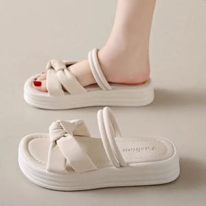 패셔너블한 투웨이 여성 샌들 여름 2025 요정 같은 슬립온 스커트용 로마 스타일 다용도 비치 슈즈 스위트 스타일 플랫 힐