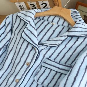 커플 플란넬 잠옷 코랄 플리스 안감 루즈핏 가을 겨울 홈웨어 세트 남녀 스트라이프 패턴