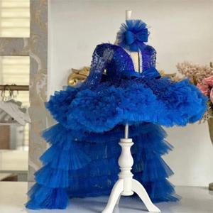 결혼식을위한 맞춤형 로얄 블루 플라워 걸 드레스 계층화 된 깃털 Tulle Sequins Kids With Bow 생일 첫 성찬식 가운
