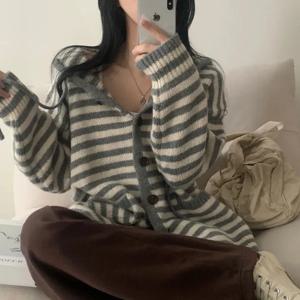 시크한 스트라이프 컬러 블록 후드 니트 가디건 여성용 가을 겨울 다용도 레이지 스타일 싱글 버튼 오픈 셔츠 탑