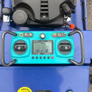 맞춤 제작 가능, 공장 직판, 도매, 저렴한 바퀴 달린 원격 제어 잔디깎이 및 무선 잔디깎이.