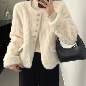 우아한 짧은 퍼 재킷 여성용 겨울 2024 신상 DK 멜리사 브랜드 통근 스타일 루즈핏 버튼 디테일 긴팔