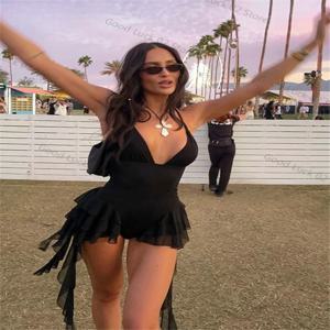2025 러플 여성 여름 플레이수트 블랙 딥 V넥 홀터 백리스 슬리브리스 반바지 뮤직 페스티벌 솔리드 패션 점프수트