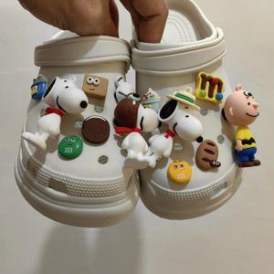 MINISO 스누피 시리즈 신발 매력 나막신 샌들 장식 세트 Diy 액세서리 귀여운 만화 재미 있은 스타일 휴일 X-mas 선물