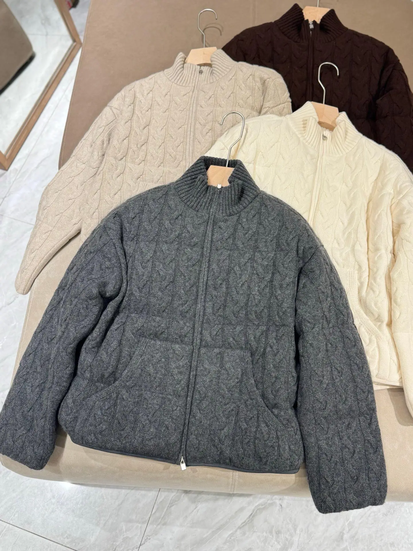 여성용 패셔너블하고 다용도로 활용 가능한 스탠드 칼라 트위스트 니트 캐시미어 구스 다운 재킷