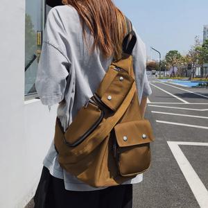 새로운 74 화시 여성용 대용량 크로스백 패셔너블한 스트리트 스타일 싱글 숄더백 캐주얼 나일론 소재