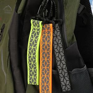 야외 캠핑을위한 2Pcs 반사 스트랩 펜던트 키 체인 밤 달리기 사이클링 배낭 안전 경량 밝은 열쇠 고리