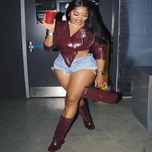 이상한 푸스 인조 가죽 크롭 재킷 여성 크로스 넥 힙스터 싱글 버튼 불규칙 가을 트렌드 와일드 베이직 섹시 스트리트웨어 코트