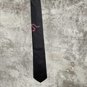 고귀하고 독특한 디자이너의 연회에서 뱀 무늬 자카드 자수 실크 타이가 등장했습니다.