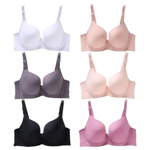 언더와이어 플러스 사이즈 컵 브라로 매력적인 핏을 감싸줍니다. 부드럽고 매끄러운 소재와 은밀한 속옷을 위한 매끄러운 디자인