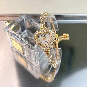 스파클링 다이얼과 골든톤 합금 밴드가 있는 여성용 하트 라인스톤 시계 - 일상의 우아함을 위한 컴팩트한 쿼츠 손목시계