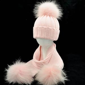 Jaxmonoy 아기 모자와 스카프 세트 소년과 소녀를위한 두꺼운 신축성 니트 비니 어린이를위한 진짜 너구리 모피 Pom Pom 겨울 모자