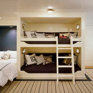 사랑스러운 오두막 디자인 어린이용 원목 이층 침대 사다리와 매트리스 포함