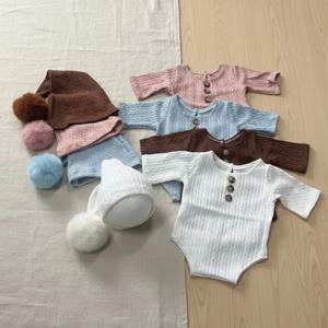 신생아 사진 촬영 의상 2종 세트, 부드러운 니트 롬퍼(단추 포함)와 롱테일 폼폼 모자, 스튜디오 아기 사진 소품 세트