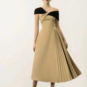 테일러샵 디자인 센스 크로스 오프숄더 허리 랩 드레스 미니멀리스트 배색 플리츠 롱 드레스