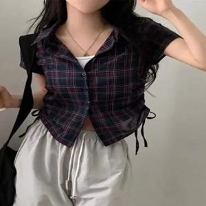 시크한 여름 빈티지 스타일의 다용도 턴다운 칼라 작은 단추 측면 주름 디자인의 짧은 체크무늬 셔츠 여성용 탑 출퇴근 스타일 슬림 핏 반팔 폴로 칼라
