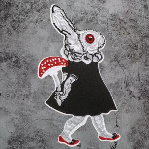 1PC 검은 드레스 토끼 수 놓은 패치 만화 버섯 기분 영감 재미 있은 배지 의류 자켓 트럭 운전사 모자 DIY 선물