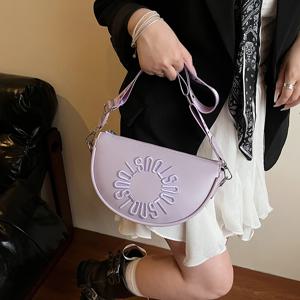 여성을 위한 시크한 새틴 숄더백 부드러운 질감의 체인 스트랩은 저녁 외출 및 일상 착용에 적합합니다.