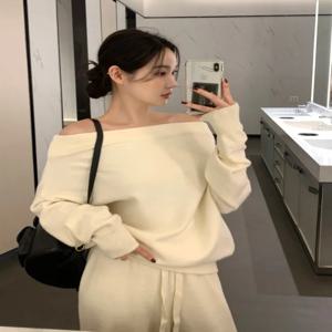 시크한 오프숄더 긴팔 니트 스웨터와 와이드 레그 팬츠 투피스 세트 여성용 가을 패션 의상 원 워드 넥라인