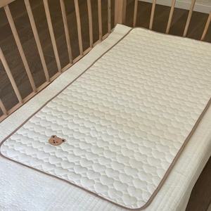 봄, 여름, 가을, 겨울에 매일 사용하기에 적합한 베이지색 아기 방수 매트리스 통기성 기저귀 패드 1개