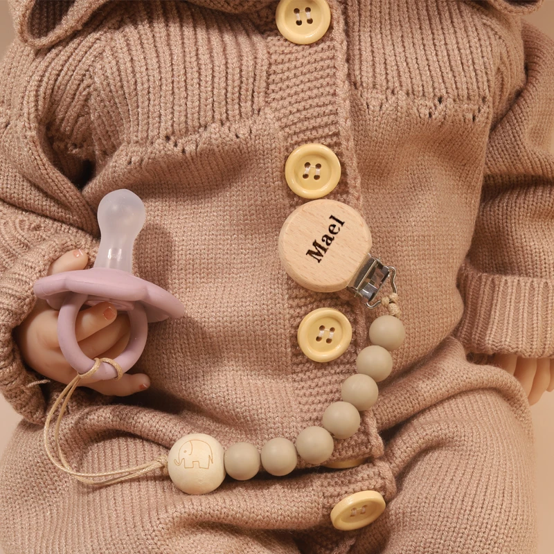 개인화 된 아기 젖꼭지 클립 사용자 정의 이름 실리콘 구슬 젖꼭지 더미 클립 새겨진 유아 나무 젖꼭지 홀더 신생아 선물
