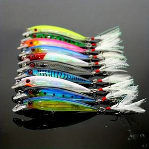 10pcs Larser Minnow 낚시 미끼 세트 깃털 후크 인공 미끼 크랭크 베이트 9cm/7g로 배스를 더 빠르게 잡기
