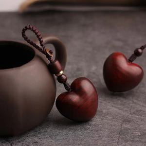 크리 에이 티브 간단한 로즈 우드 레드 사랑 여자 휴대 전화 체인 손으로 짠 단단한 나무 자동차 열쇠 고리 커플 선물