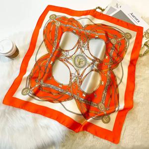 실키한 68x68cm 정사각형 스카프 – 스타일리시하고 부드러운 다용도 헤드 커버 및 우아한 목도리, 세련된 프린트, 실키하고 부드러우며 다재다능함