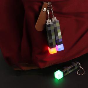 재미있는 픽셀 바람 디자인 미니 토치 키체인 LED 손전등 USB 충전식 야간 조명 게임 모델 장난감 배낭 펜던트 팬 선물