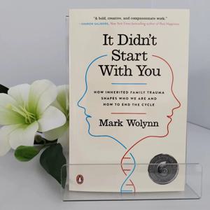 마크 월린의 '당신이 아닌 시작은' 가족 트라우마가 어떻게 우리를 형성하는지와 순환을 끝내는 방법에 관한 페이퍼백 책