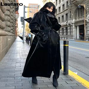 Lautaro 봄 가을 여분의 긴 대형 멋진 반사 반짝 이는 블랙 특허 가죽 트렌치 코트 여성용 벨트 활주로 패션