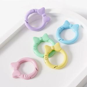 10pcs 활 색상 봄 버클 나비 넥타이 오픈 반지 인기있는 빛 색상 봄 반지 키 체인 DIY 액세서리 합금 연결 반지