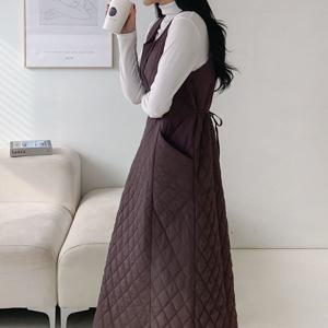 [하프클럽] 퀼팅 누빔 겨울 레이어드 뷔스티에 민소매 롱 원피스 오버핏 뒷리본 라운드