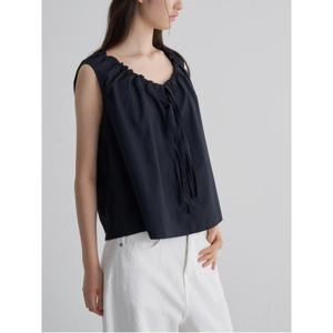 코튼 슬리브리스 셔링 블라우스  네이비 (355765LY9R)