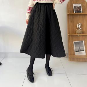 [하프클럽] 밴딩 누빔 패딩 A라인 롱 스커트 7374 여성의류