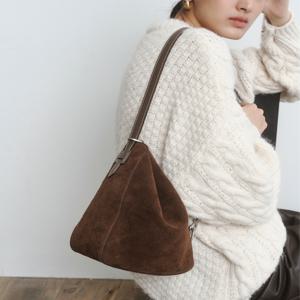 헤지스 액세서리 [[26SS]] HIBA6E337W3 [H-EDGE][5차재입고] 엣지백 시그니처 H 브라운 스웨이드 숄