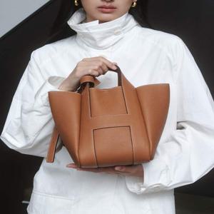 [쇼핑백동봉][H-BAG] 시그니처 H 브라운 레더 토트겸 숄더백 [M] HIBA5F311W2