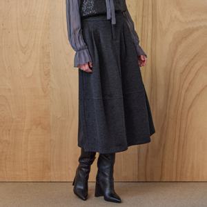 투턱 절개라인 모직 플레어 롱 스커트