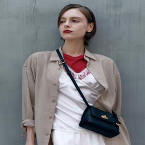 [AUBE] 블랙 가죽 오브 장식 크로스백 S JABA5F102