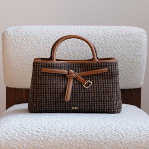 액세서리 [[25FW]] DCBA5F993W2 [더블린 체크] 브라운 벨트장식 잔체크 울 토트백